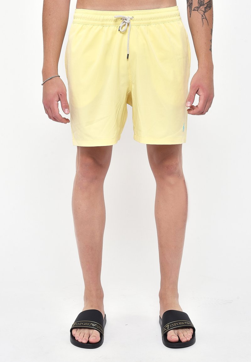 Costumi da bagno giallo chiaro con vita elastica e cordoncino; design minimale con un piccolo logo a contrasto sulla parte anteriore.