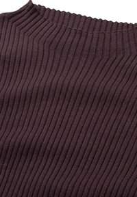 Rippstrickoberteil in Dunkelpurpur mit hohem Hals und einem strukturierten Muster. Der Stoff ist weich und dehnbar. Wellensäume betonen das Design.
