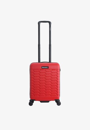 Maleta roja de concha dura con un patrón hexagonal texturizado, asa retráctil negra, cuatro ruedas y un logotipo de la marca en la parte frontal.