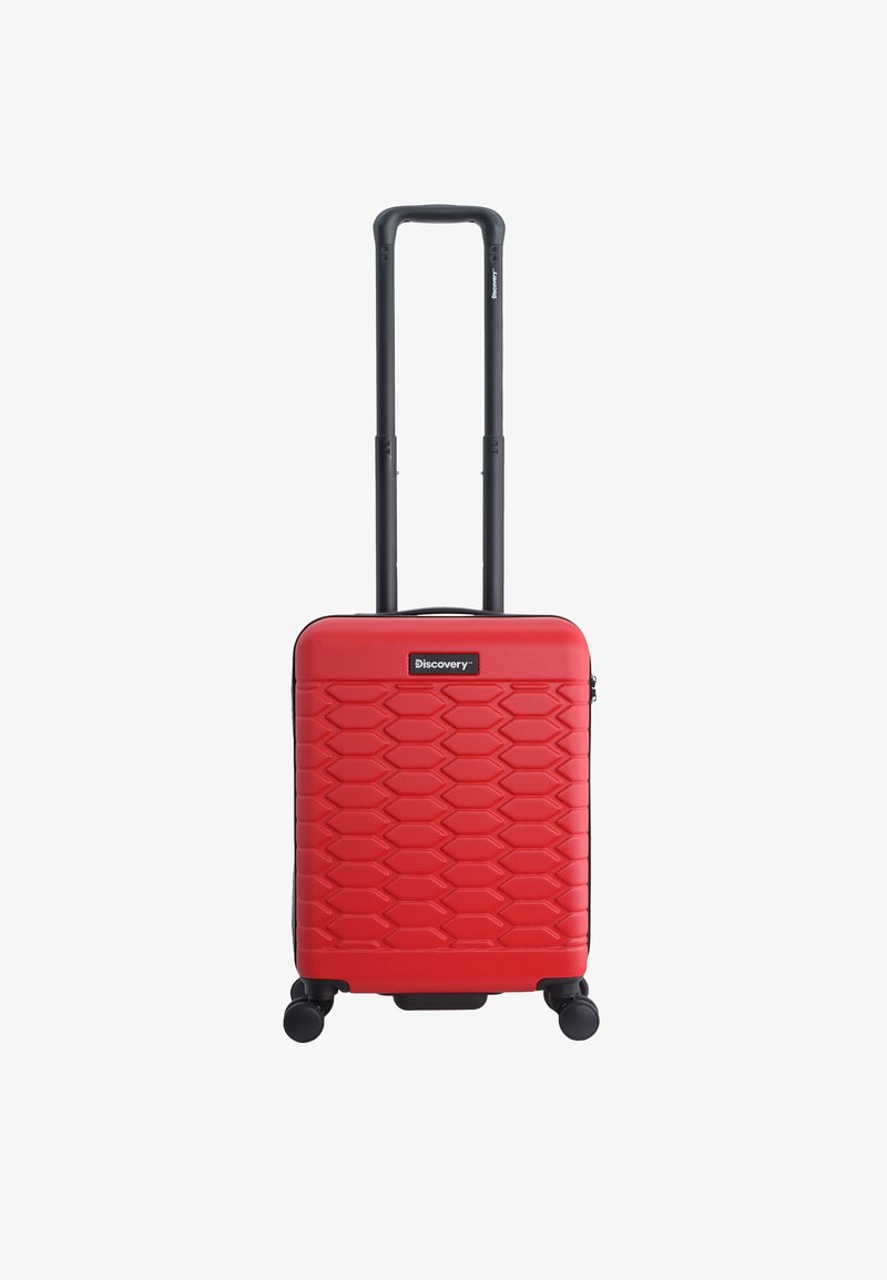 Roter Hartschalenkoffer mit einem strukturierten sechseckigen Muster, schwarzem Teleskopgriff, vier Rädern und einem Markenlogo auf der Vorderseite.