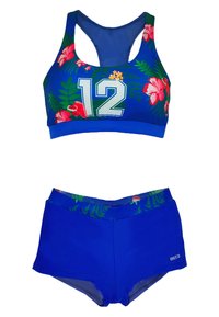 Ensemble de bain bleu comprenant un crop top à motif floral avec le numéro "12" et un short taille haute assorti, fabriqué en matériau de maillot de bain extensible.