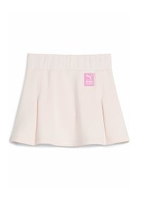 Falda corta plisada de color rosa claro hecha de una tela suave, con una cinturilla lisa y una pequeña etiqueta de marca con el logo en el lado izquierdo delantero.