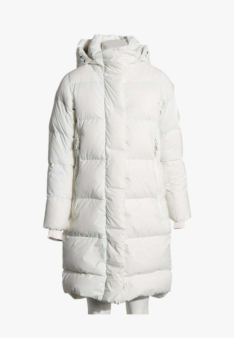 Manteau long matelassé blanc avec capuche, fermeture éclair à l'avant et poches latérales zippées exposé sur un mannequin sur fond blanc.