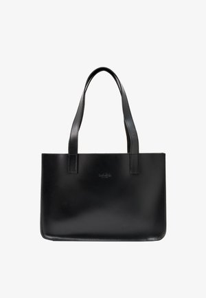 Melna ādas soma ar divām plakankām rokturiem, taisnstūrveida forma, gluda tekstūra un smalks logotipa elements priekšpusē.