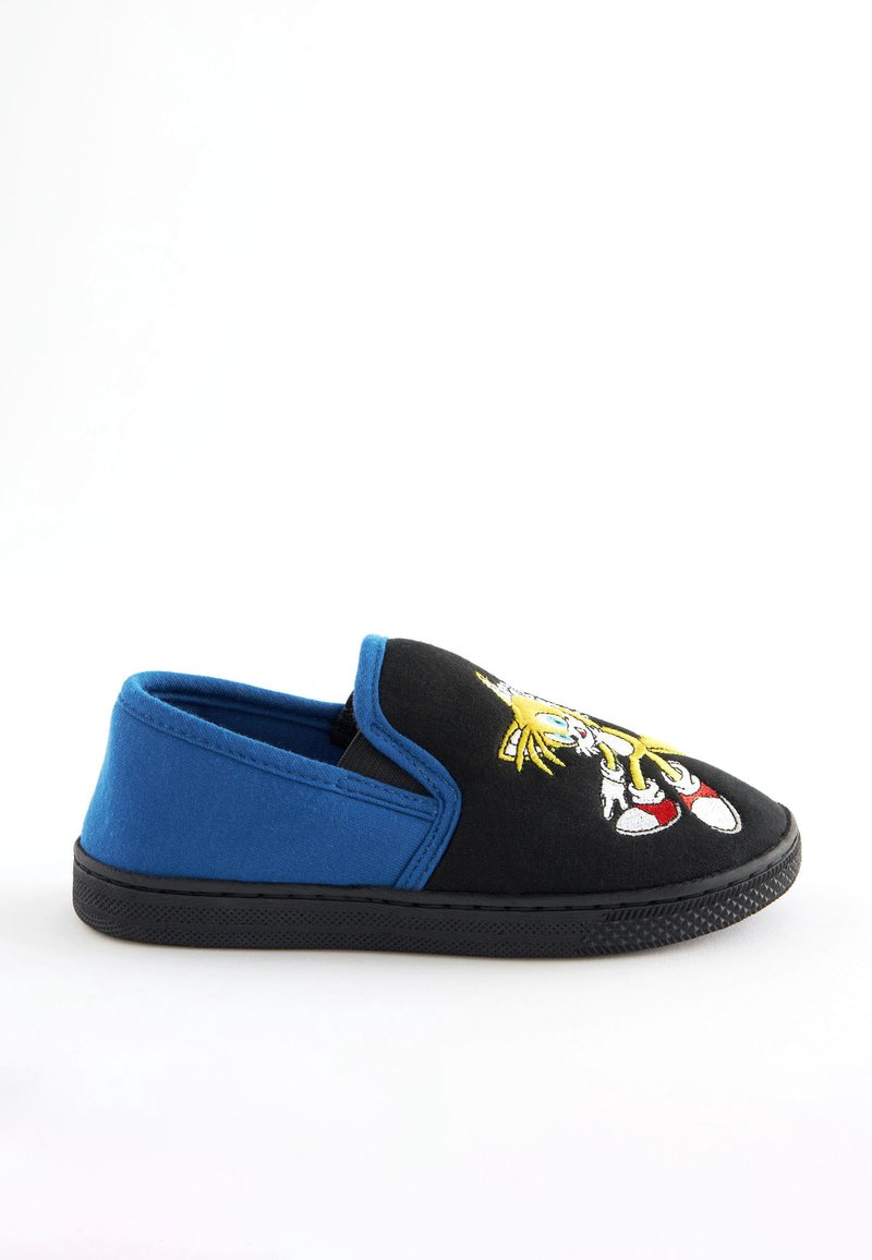 Melnas slip-on kurpes ar zilām akcentiem, kurām ir krāsains izšūts varoņa attēls. Strukturēta gumijas zole labākai saķerei.