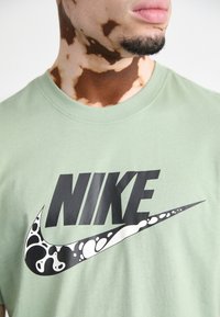 Nike Sportswear TEE FUTURA - Μπλουζάκι με στάμπα - jade horizon