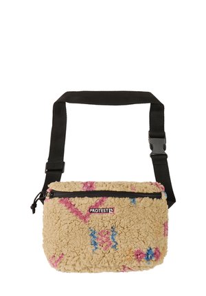 Beige fleece heuptas met roze en blauwe patronen, zwarte verstelbare riem, ritssluiting aan de voorkant en "PROTEST" logopatch.