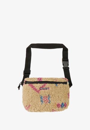 Beige fleece heuptas met roze en blauwe patronen, zwarte verstelbare riem, ritssluiting aan de voorkant en "PROTEST" logopatch.