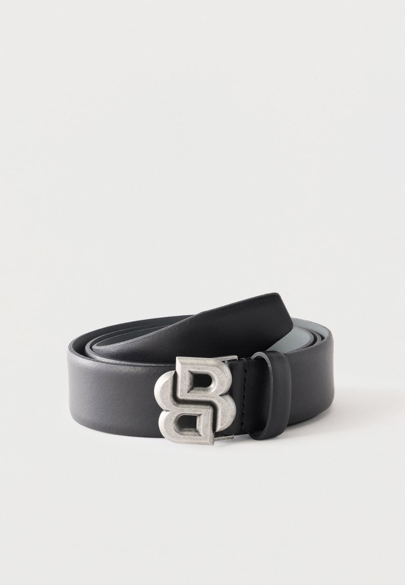 Ceinture en cuir noir enroulée avec une boucle métallique argentée présentant un design stylisé double "B" sur fond blanc.