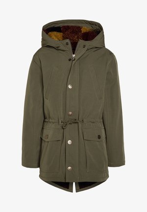 Parka vert olive avec taille à cordon, fermeture éclair et deux poches avant. Doublée d'un motif à carreaux multicolores.