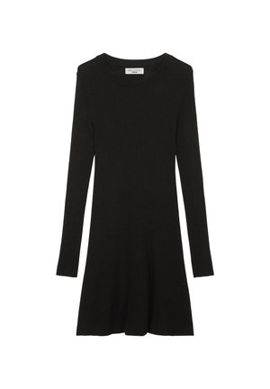 Rochie lungă neagră cu mânecă lungă, guler rotund și fustă evazată. Fabricată dintr-un material texturat, cu un corset ajustat care trece într-o margine lejeră.