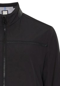 Schwarze Jacke mit hohem Kragen, Reißverschluss vorne und strukturierten horizontalen Akzenten. Verfügt über ein kontrastierendes glattes Panel am Kragen.