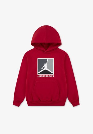 Roter Kapuzenpullover mit einem zentralen Motiv einer springenden Figur und dem Wort "JORDAN" in Weiß darunter. Mit Fronttasche.
