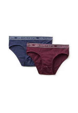 Twee herenslips in bordeauxrood en marineblauw met merkbanden met de tekst "United Colors of Benetton" op een witte achtergrond.