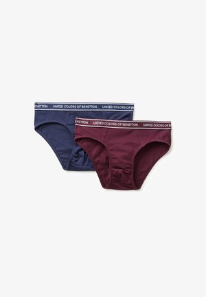 Deux slips pour homme en bordeaux et bleu marine avec des ceintures à la marque indiquant "United Colors of Benetton" sur fond blanc.