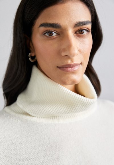 Filippa K RELAXED TURTLE NECK - Striktrøje - offwhite