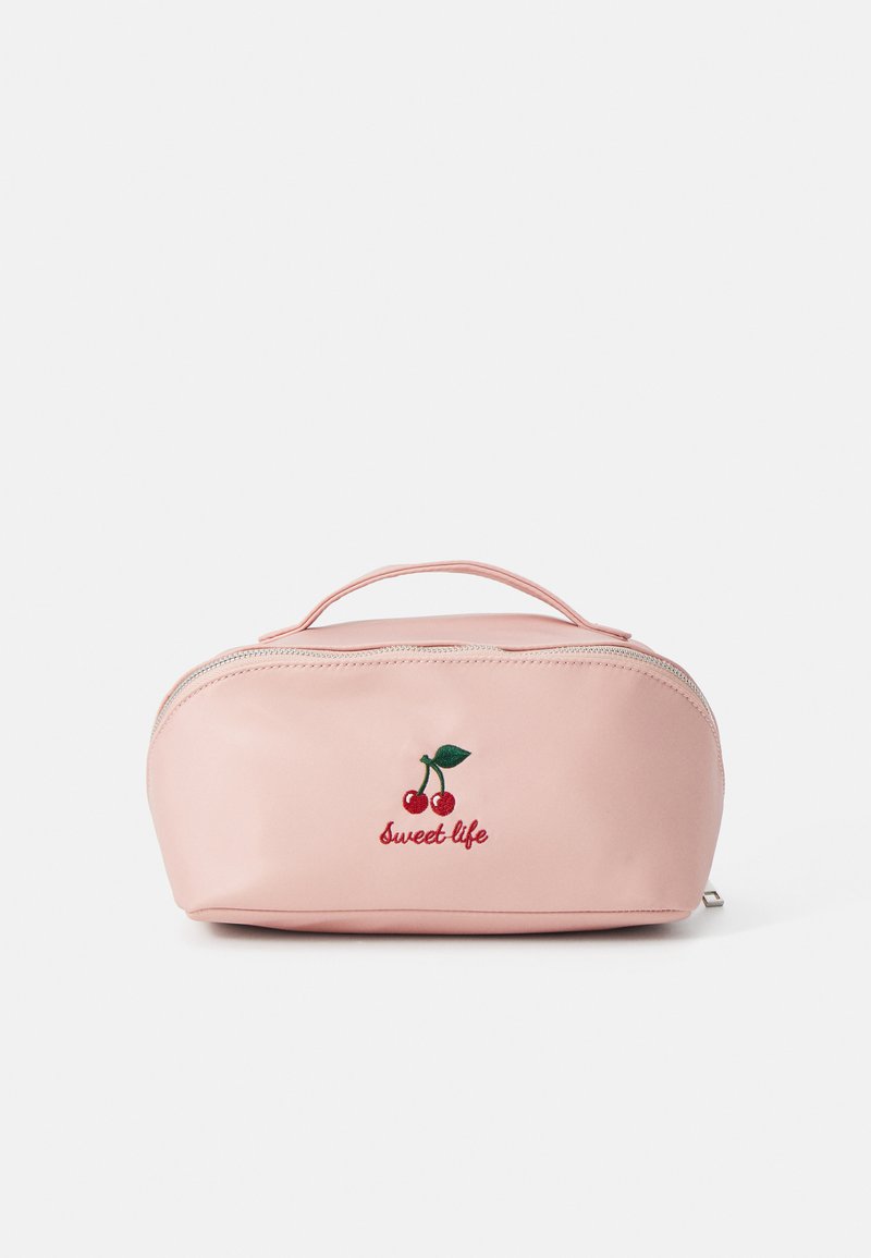 Borsa cosmetica rosa a forma arrotondata, in tessuto, con design ricamato di ciliegie e testo "vita dolce", dotata di zip superiore e maniglia.