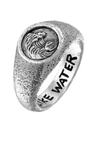 Anello in argento sterling presenta una superficie texture e un design circolare a onde. L'iscrizione recita "Prendi Acqua" sulla fascia.