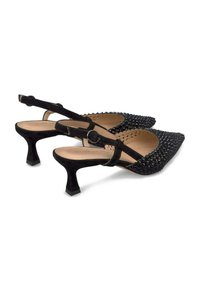 Scarpe slingback nere con punta affilata, adornate da una texture di perline, dotate di un tacco basso a blocco e di una sottile cinghia alla caviglia.