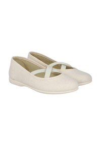 Zapatos slip-on beige con parte superior de tela texturizada, que cuentan con un diseño de tira cruzada. Suela de goma suave con punta redondeada.