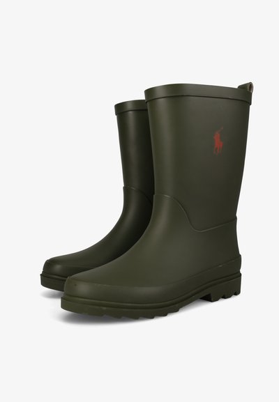 Bottes en caoutchouc vertes avec une texture mate, bout rond, tige courte et logo rouge bien visible. Comprend une semelle extérieure antidérapante et une languette à l'arrière.