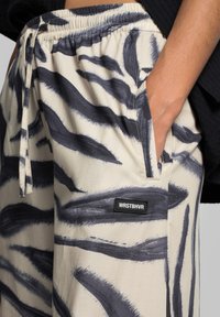 WRSTBHVR MAESA - Pantaloni - birch zebra