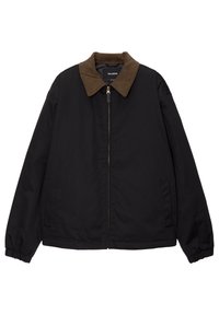 Zwarte ritsjack met een bruine corduroy kraag, elastische manchetten en twee zijzakken, plat gelegd op een witte achtergrond.