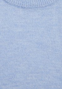 Hellblaues gestricktes Gewebe mit ribbeltem Kragen, das feine, gleichmäßige Strickstiche und eine weiche Textur zeigt.