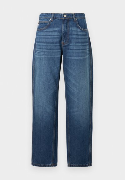 Jeans de mezclilla azul oscuro, diseño de pierna recta, cinco bolsillos y costura de cobre en las costuras. Textura suave con ligero desvanecimiento en la tela.