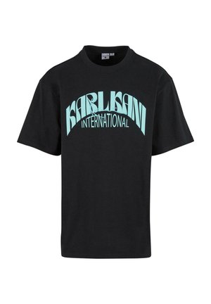 Črna bombažna majica s kratkimi rokavi, ki prikazuje boldiran turkizen "KARLISANI INTERNATIONAL" napis v loku in okroglem izrezu.
