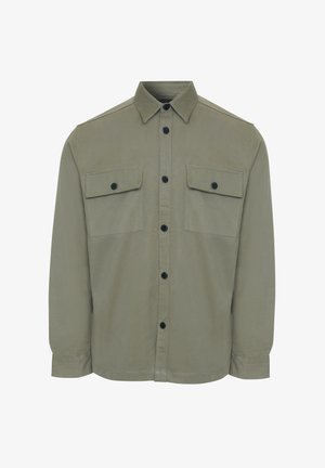 Chaqueta de camisa verde oliva hecha de un tejido suave, con un cierre frontal de botones, dos bolsillos en el pecho y botones negros. Corte ajustado, mangas largas.