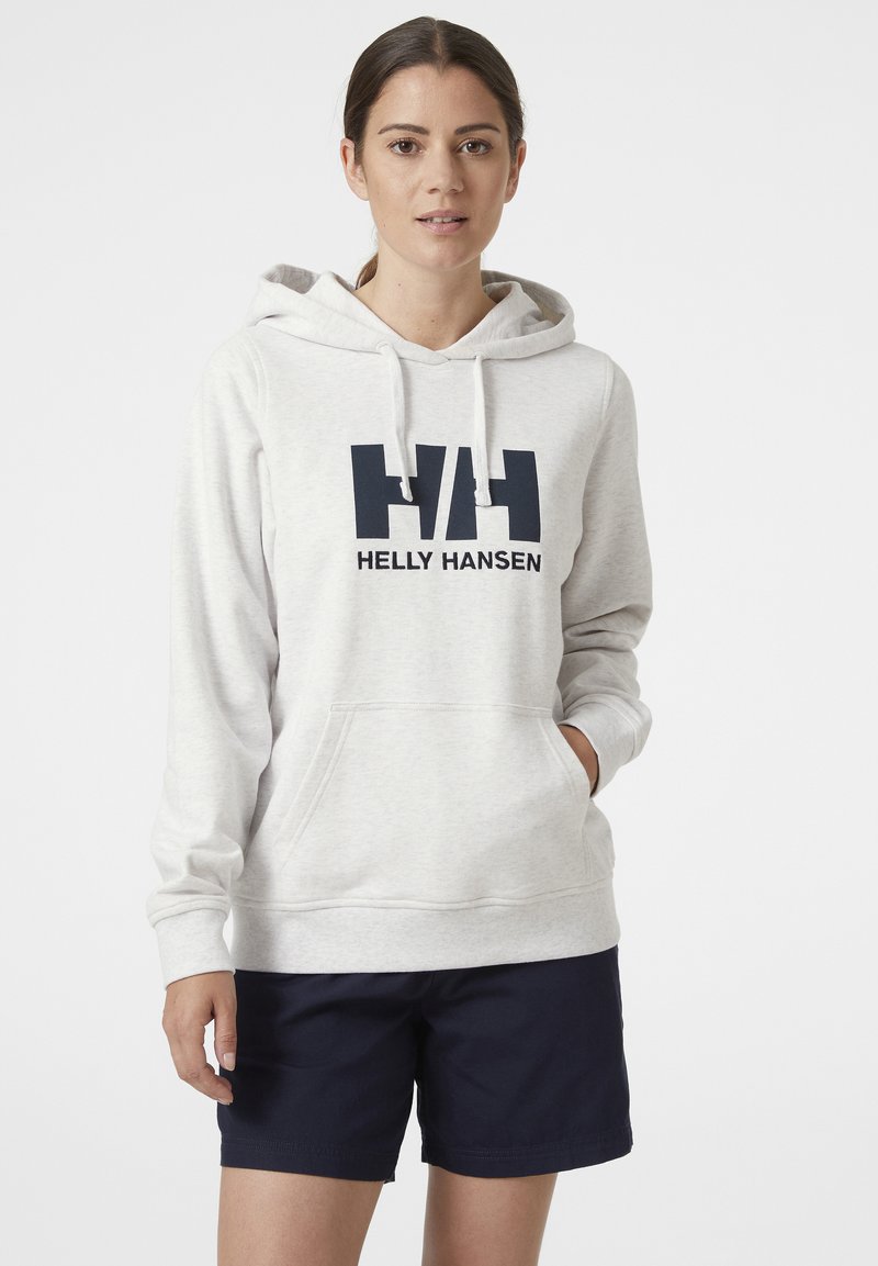Sudadera gris claro con un gran logo en azul marino "HH" y el texto "HELLY HANSEN". Incluye un bolsillo frontal y capucha ajustable con cordón.