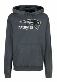 Sudadera con capucha en tejido de algodón gris oscuro. Presenta un bolsillo frontal, puños acanalados y texto en blanco "PATRIOTS" con un gráfico de logo.