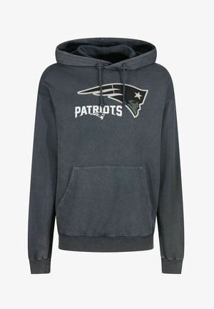 Huppari tummanharmaasta puuvillakankaasta. Varustettu etutaskulla, resorikasuilla ja valkoisella "PATRIOTS" -tekstillä sekä logografiikalla.