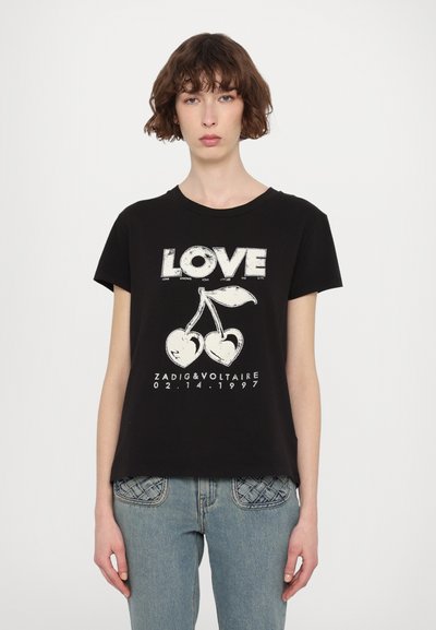 T-shirt noir en coton avec un motif "LOVE" en blanc, accompagné d'illustrations de cerises en dessous. Manches courtes et coupe décontractée.