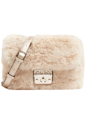 Beżowa torebka na ramię z futerka ekologicznego z metalowym regulowanym paskiem i srebrną klamrą z wygrawerowaną nazwą marki "GUESS".
