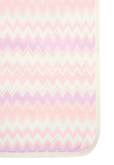 Koc w wzór chevron w delikatnych odcieniach różu i fioletu, wykończony w kolorze kremowym. Wykonany z teksturowanej tkaniny, lekki i przytulny.
