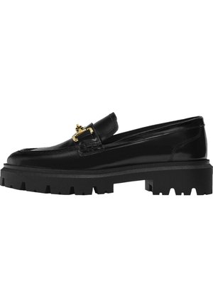 Sorte læder loafers med en kraftig platformsål, der har en dekorativ guldbeslag og teksturerede detaljer. Glat finish og rundt tådesign.