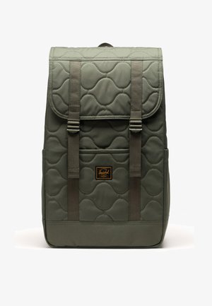 Sac à dos vert matelassé avec une fermeture à rabat, doté de deux bretelles ajustables, d'une poche avant et d'un écusson de marque. Tissu lisse et durable.