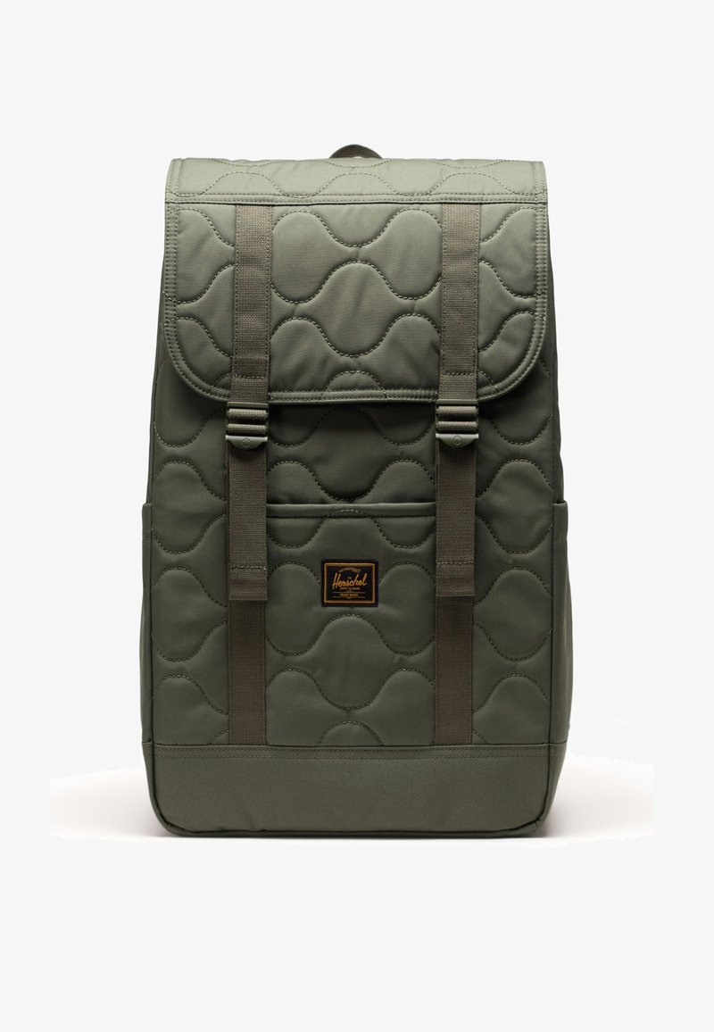 Sac à dos vert matelassé avec une fermeture à rabat, doté de deux bretelles ajustables, d'une poche avant et d'un écusson de marque. Tissu lisse et durable.