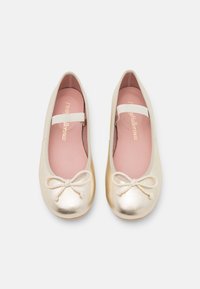 Pretty Ballerinas AMI - Balerínky s remienkom okolo členku - platino