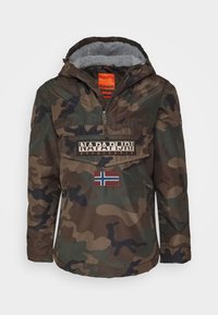 Camouflage-mønstrede vinterjakke med hætte, frontlynlås, "Napapijri Geographic" branding og norsk flag lap på brystet.
