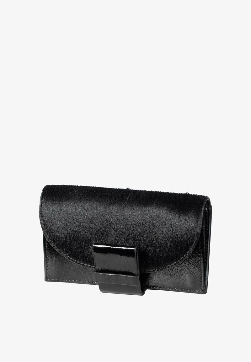 Cartera negra hecha de cuero suave con una solapa texturizada similar a piel. Cuenta con un cierre rectangular brillante. Forma compacta y rectangular.