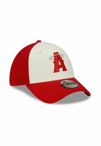 Rotes und weißes Baseballcap mit einem gestickten 'A'-Logo, ausgestattet mit einer strukturierten Krone, vorgeformtem Schild und verstellbarem Verschluss.