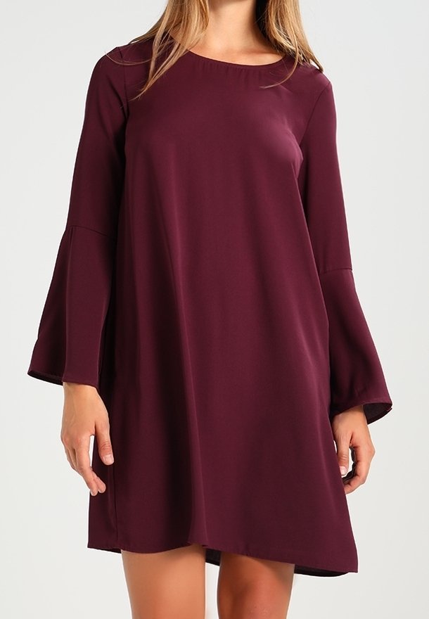 Burgundy skiftklänning med klockärmar, rundad halsringning och slät textur, med en lätt asymmetrisk fåll.