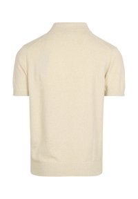 Korte mouwen beige gebreide polo shirt met een zachte textuur, geribbelde kraag en zoom. Bevat subtiele, lichte kleurvariaties.
