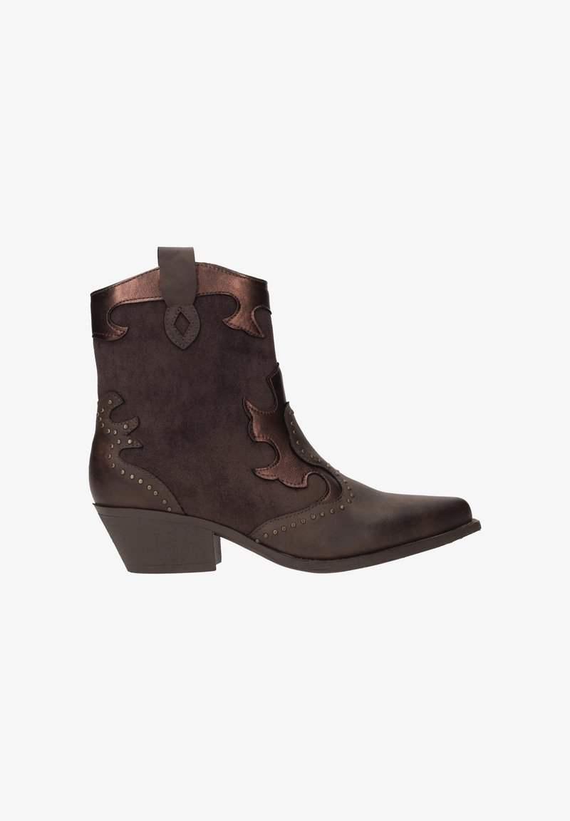 Bruine suède enkellaars met puntige neus, decoratieve stiksels, metallic accenten en kleine studs langs de zijkant, met een lage hak.