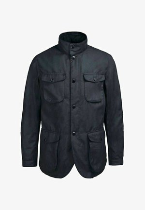 Schwarze Jacke mit hohem Kragen, vier Fronttaschen, Knopfverschluss und einer strukturierten Stoffoberfläche. Klassisches Design mit praktischen Funktionen.