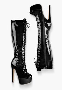 Bottes noires montant jusqu'au genou en cuir verni brillant. Comprennent un laçage à l'avant, talons aiguilles et une fermeture éclair latérale. Design à semelle plateforme haute.