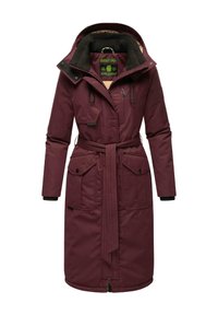 Bordeaux parka met capuchon, ceintuur in de taille, meerdere zakken en een gladde textuur. Bevat een contrasterende zwarte bies en binnenvoering.